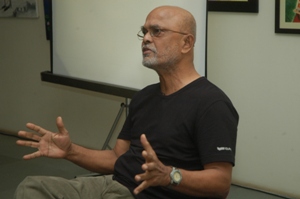 Prabhakar Kolte delivers his talk at Artfest 09, Indiaart Gallery